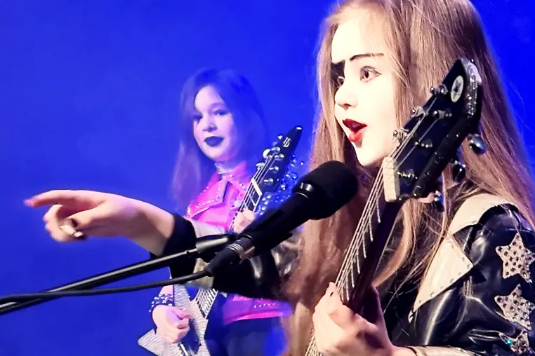 Bild: 5-jähriger Lohengrin Rocks und 8-jährige Xena Morgana rocken Konzert in Salzburg