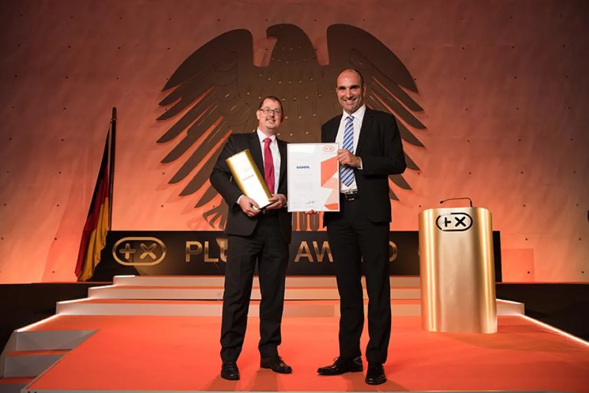 Der Plus X Award für die „Innovativste Marke des Jahres 2016“ in den Händen von Josef Haas (Geschäft