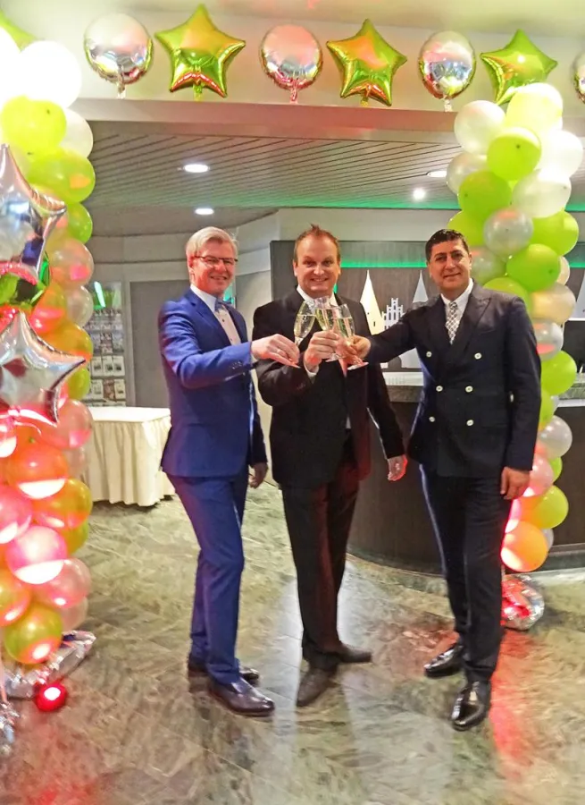 (v.l.): Frank Denker, Christian Schmidt  und Amine Tadlaoui Ouafi. Bild: Claudia Wingens