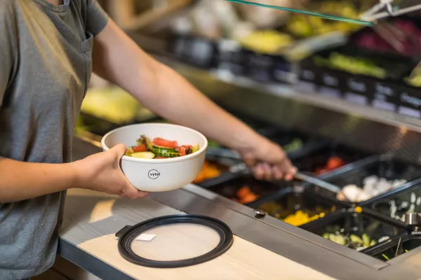 Bild: REWE testet in Köln Mehrwegsystem für Salatbar / Kooperation mit VYTAL reduziert Müll durch To-Go-Verpackungen