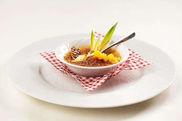 Rezeptidee vom Sternekoch Stéphan Bernhard: Crème brulée aus Weichkäse mit Ananas-Chutney Bild: Rezeptidee vom Sternekoch Stéphan Bernhard: Crème brulée aus Weichkäse mit Ananas-Chutney