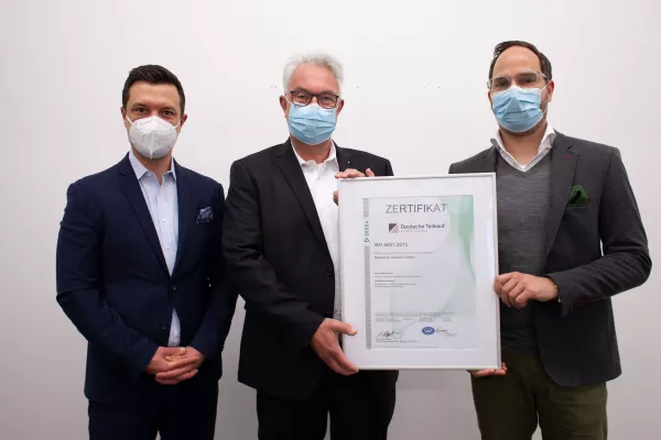 Bild: Deutsche Teilkauf als einziger Teilverkaufsanbieter mit DEKRA-Gütesiegel ausgezeichnet