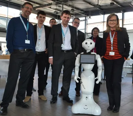 Bild: Roboter PEPPER bei HdWM: Neugierig, hilfsbereit und selbstständig - Eleganz trifft auf Digitalisierung