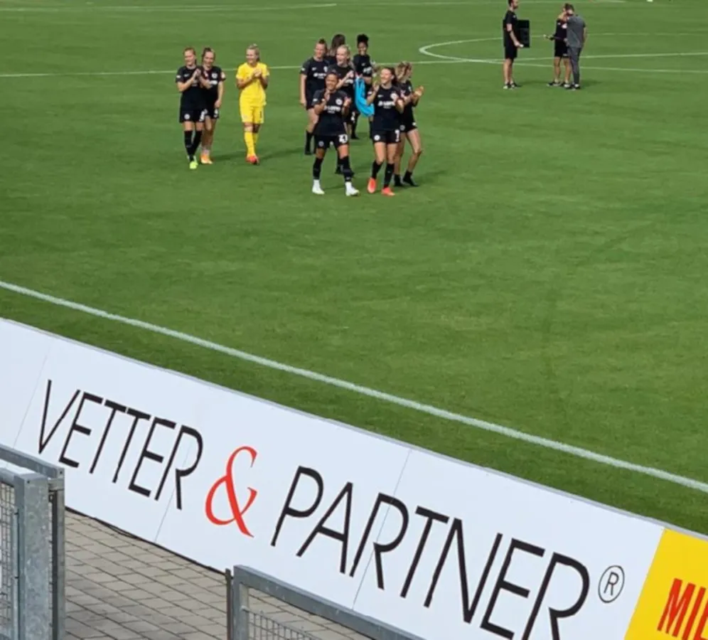 Bandenwerbung von Vetter & Partner beim Spiel der Profis in der Frauen-Bundesliga am 11.09.2021 (© Vetter & Partner)