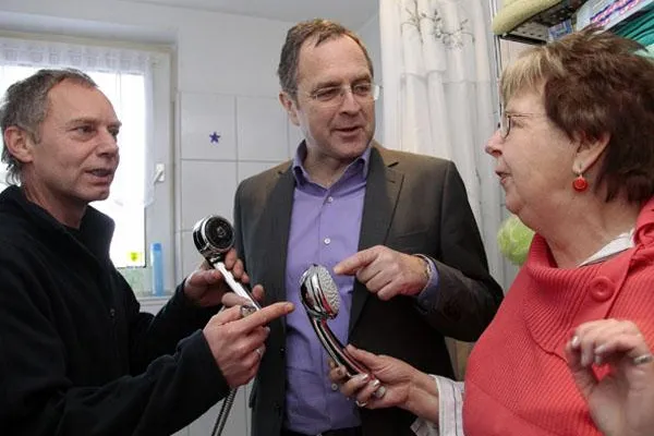 Bild: Ehemalige Arbeitslose helfen Mietern beim Energiesparen