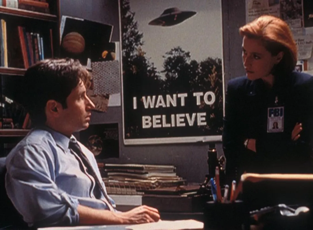 Akte X-Poster an der Wand vom UFO-Büro