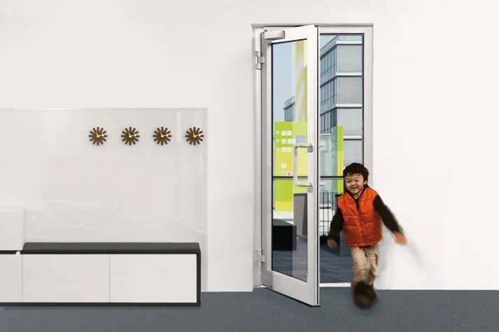 Bild: GEZE TS 5000 ECline mit Gleitschiene – der innovative Allrounder mit barrierefreien Stärken