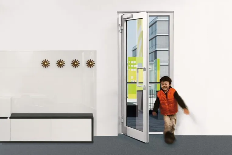 Bild: GEZE TS 5000 ECline mit Gleitschiene – der innovative Allrounder mit barrierefreien Stärken