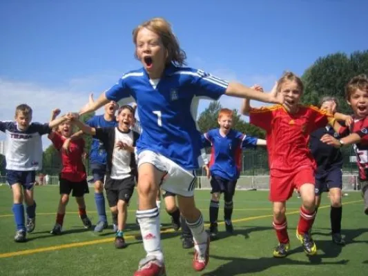Bild: Fußballcamps in England von FerienFussball.de setzen auf spielerisches Erlernen von Fremdsprachen