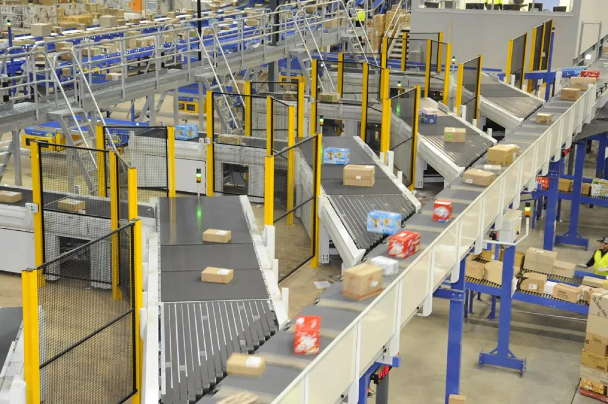 Pakete werden auf den Cross Belt Sorter von Dematic eingeschleust.