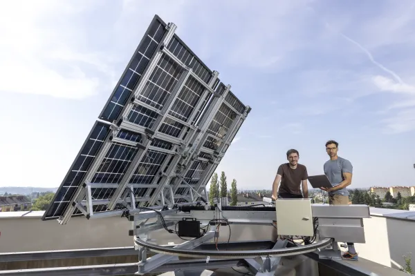 Bild: Falt- und schwenkbare Solaranlage: Mehr Stromausbeute und Schutz vor Unwetter