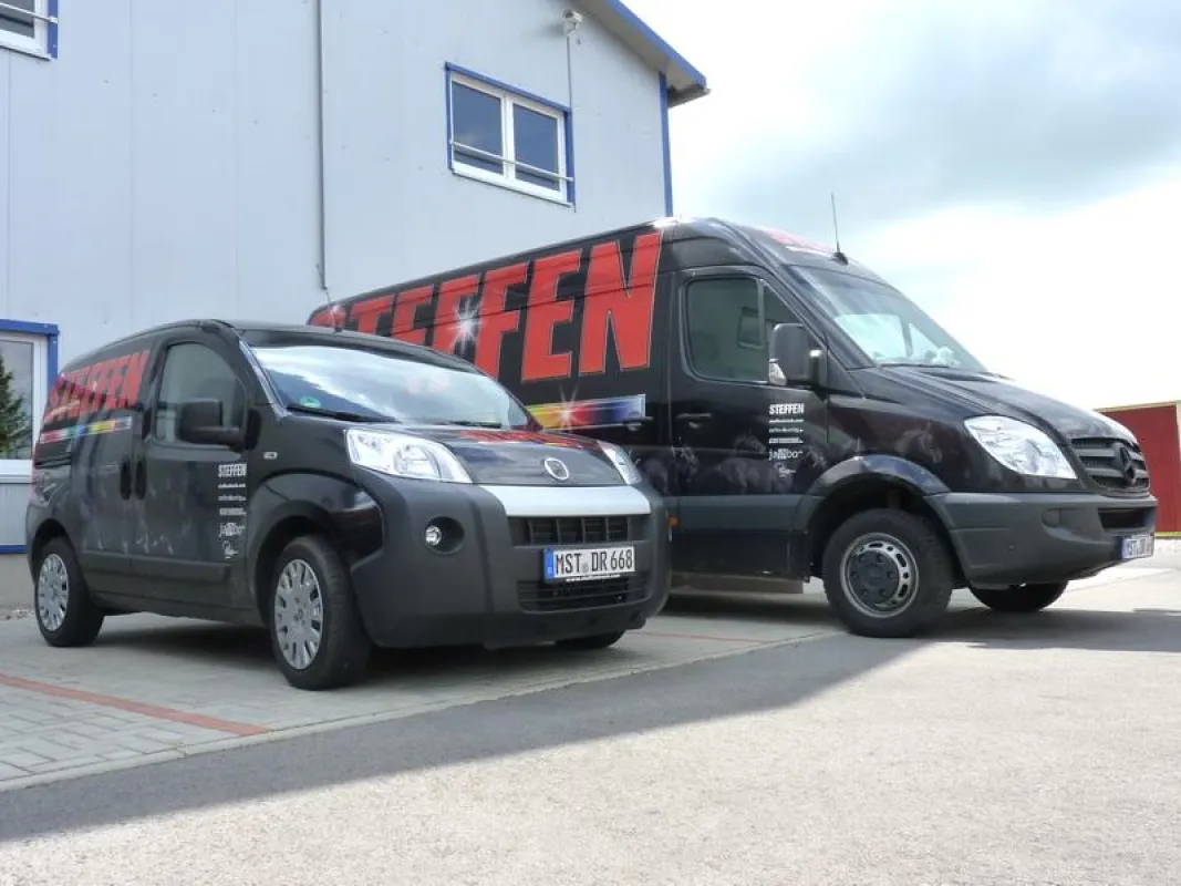 Modernes Flottenlayout mit Car-Wrapping-Folie von STEFFEN