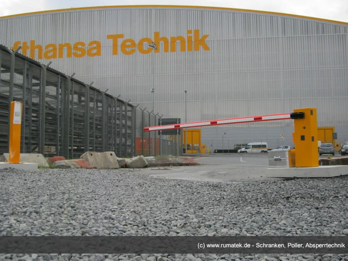Ohne direkte Stromversorgung: batteriebetriebene VS.400-Automatikschranke von Rumatek schützt Parkplatz am Frankfurter Flughafen