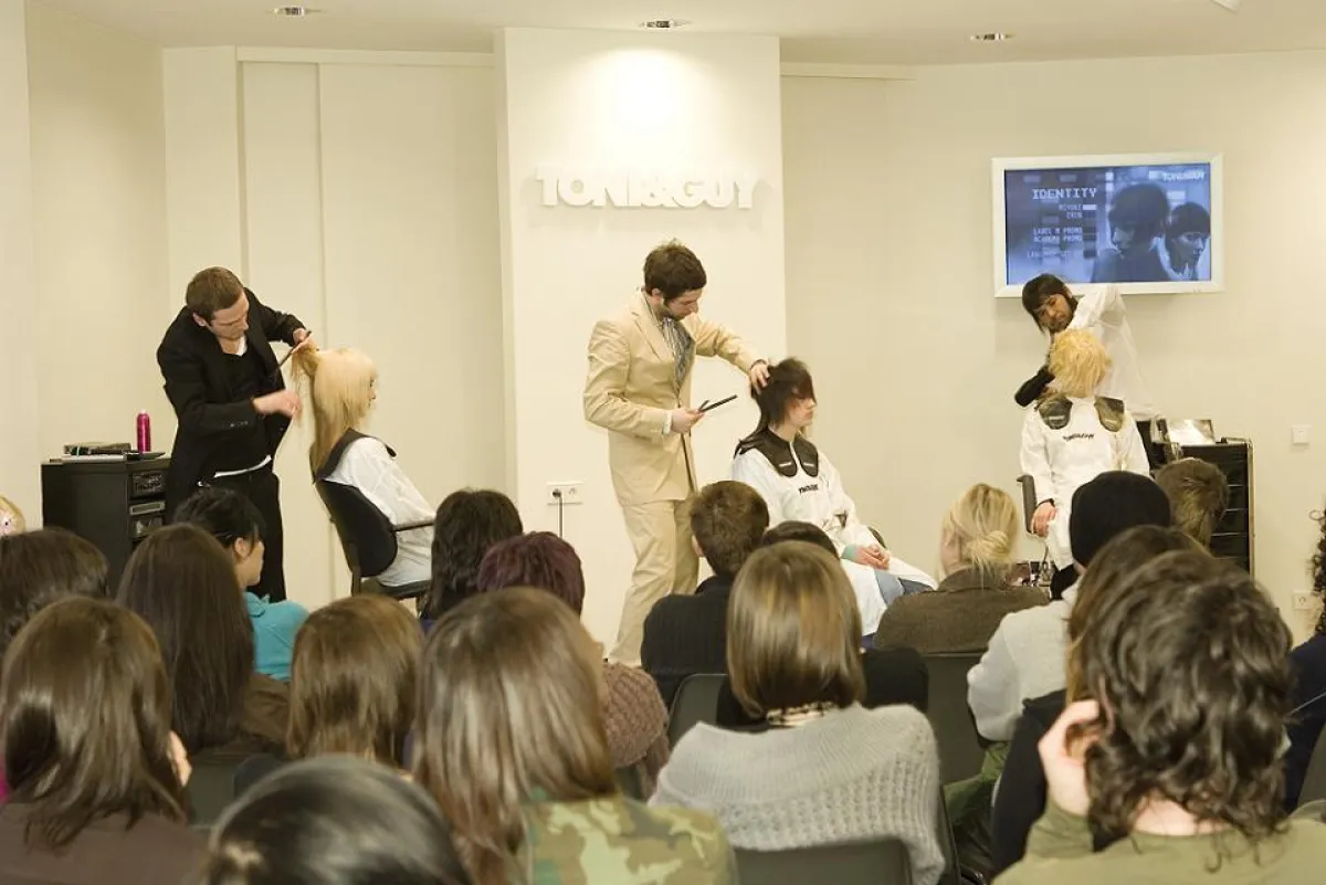 Ein Team mit dem es Spaß macht zu Arbeiten (Daniele Pulia Art Director Toni&Guy Deutschland, Bildmitte).