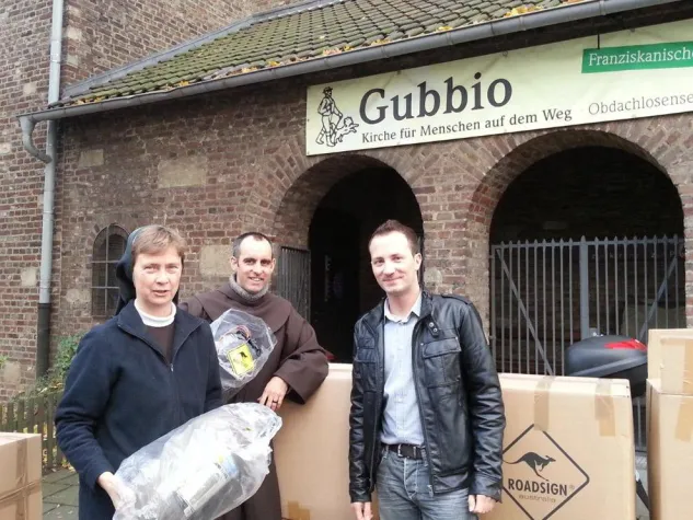 Bild: ROADSIGN®australia unterstützt die Gubbio e.V.- Obdachlosenhilfe Köln mit 100 Schlafsäcken.