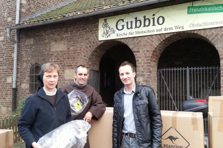 Bild: ROADSIGN®australia unterstützt die Gubbio e.V.- Obdachlosenhilfe Köln mit 100 Schlafsäcken.