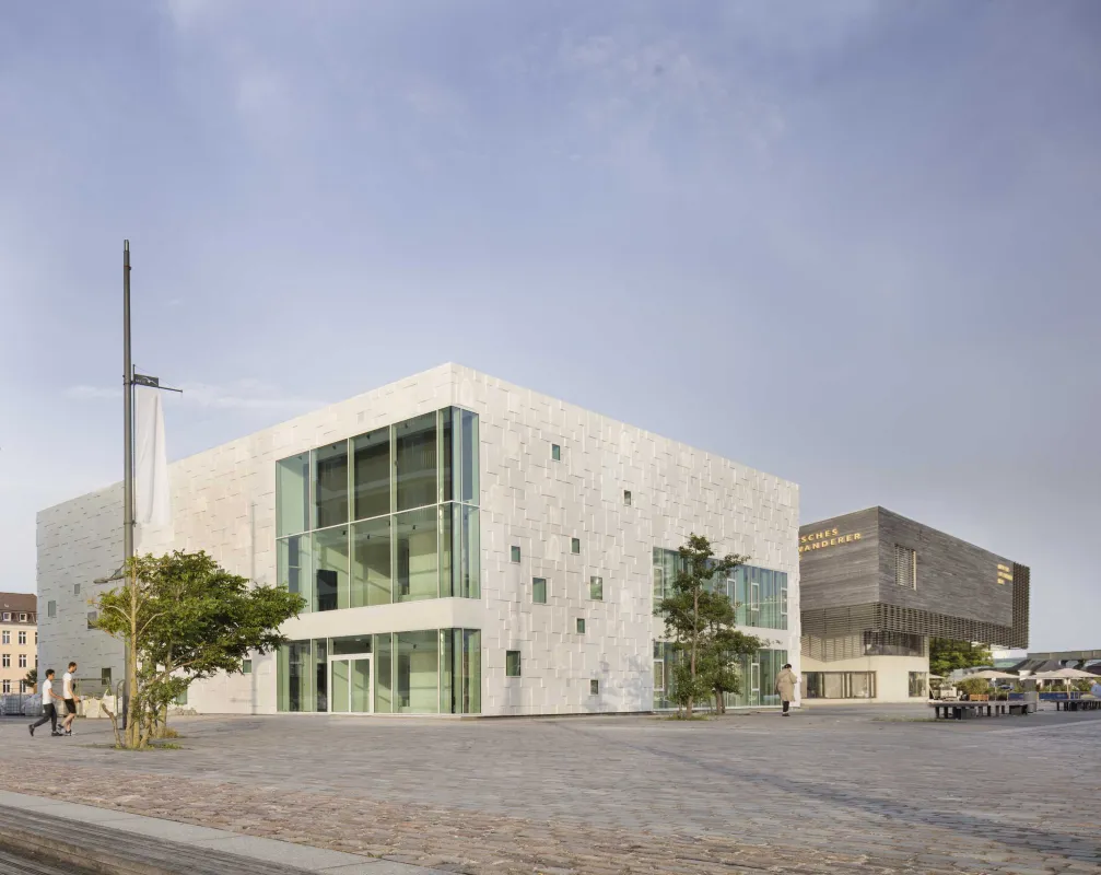 Deutsches Auswandererhaus Bremerhaven, Blick von der Hafenseite (© Deutsches Auswandererhaus / Foto: Werner Huthmacher)