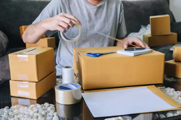 Bild: Heimarbeit: Verpackungsarbeiten, Kugelschreiber, Wundertüten