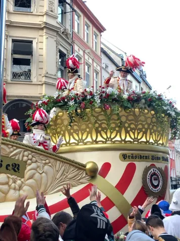 Bild: BLÜTENWERK - Langlebige Kunstblumenarrangements für die Kölner Karnevalssession