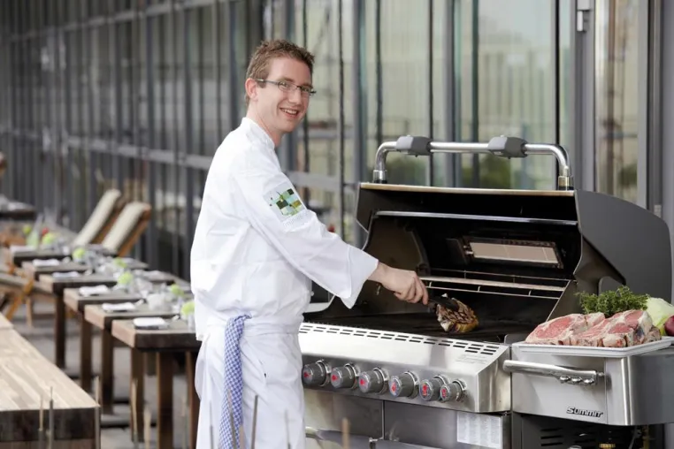 Bild: [m]eatery bar + restaurant: Barbecue über den Dächern der Stadt