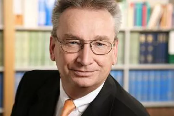 Bild: Fritz R. Ostermann, Geschäftsführer der AEP zur Ausstellungsreihe "AEP Formate: Plakatbotschaften"