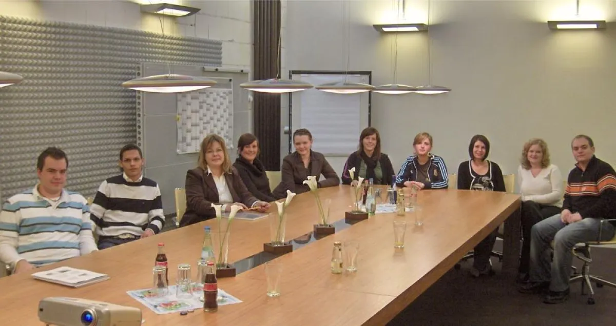 Die Auszubildenden der OFRA Generalbau mit Ausbilderin Andrea Ernst