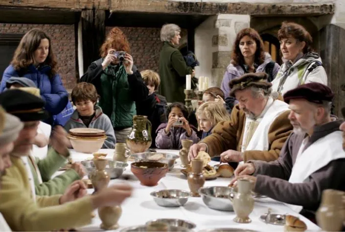 Ein Blick über die Schulter - Die Speisearchäologen in Hampton Court Palace laden zum Schau-Kochen ein Bild: Ein Blick über die Schulter - Die Speisearchäologen in Hampton Court Palace laden zum Schau-Kochen ein