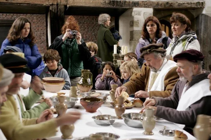 Ein Blick über die Schulter - Die Speisearchäologen in Hampton Court Palace laden zum Schau-Kochen ein Bild: Ein Blick über die Schulter - Die Speisearchäologen in Hampton Court Palace laden zum Schau-Kochen ein