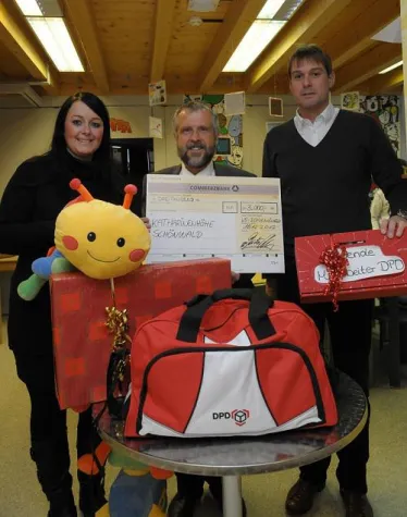 Bild: Schenken für den guten Zweck: DPD Depot Villingen-Schwenningen spendet 3.000 Euro für krebskranke Kinder