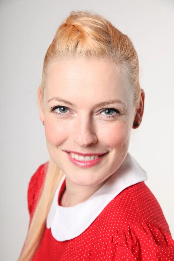 Enie van de Meiklokjes liest bei Dalí Berlin (© Nicole Schnittfincke)