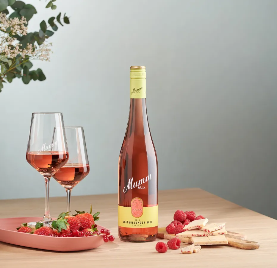 Der fruchtige Spätburgunder Rosé passt hervorragend zu weißer Beerenschokolade  (© Mumm & Co.)
