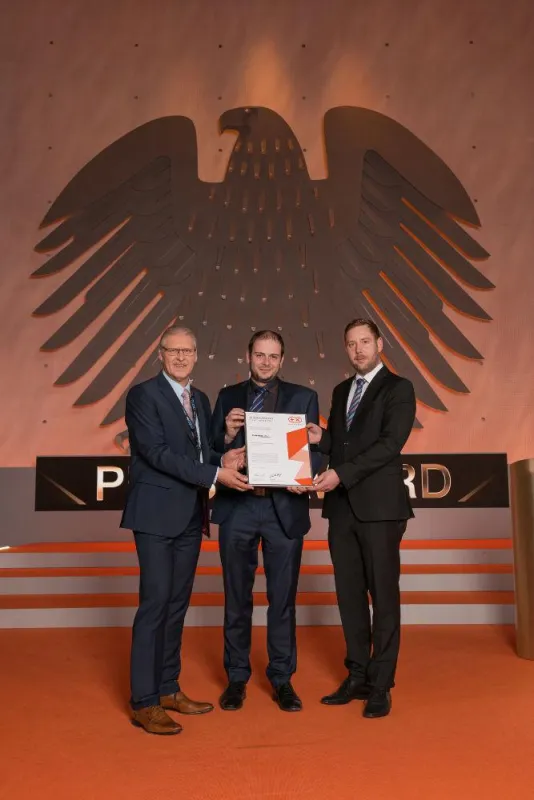 Jury Mitglied Uwe Derr bei der Urkundenübergabe mit Philipp Thannhuber und Tobias Schachtner