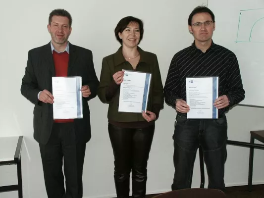 Bild: Rating-Fachkräfte der Fernschule Weber bestehen IHK-Zertifikatstest mit sehr guten Leistungen