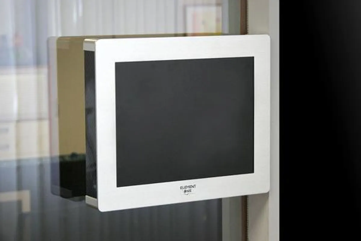 displayDrive von mediaDialog unterstützt auch Displays ohne embedded PC wie die digitalen Informationsschilder Signis von Element One.