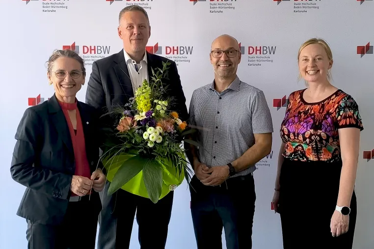 Bild: Stabwechsel an der DHBW Karlsruhe - Prof. Dr. Roland Küstermann wird neuer Rektor