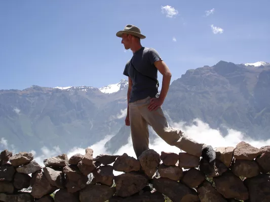 Bild: Thomas Bauer liest im BFW Leipzig: „Neugier auf die Welt. In 80 Rätseln um die Erde“