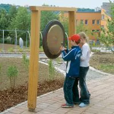 Bild: Feierliche Einweihung des GONGS in der WABE-Musik-Kindertagesstätte ALSTERKLANG am 7. Juni 2011