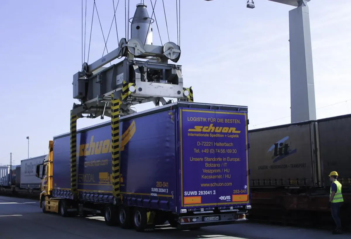 Die Alfred Schuon GmbH hat erfolgreich ein Projekt im Kombinierten Verkehr gestartet. (Foto: Schuon)