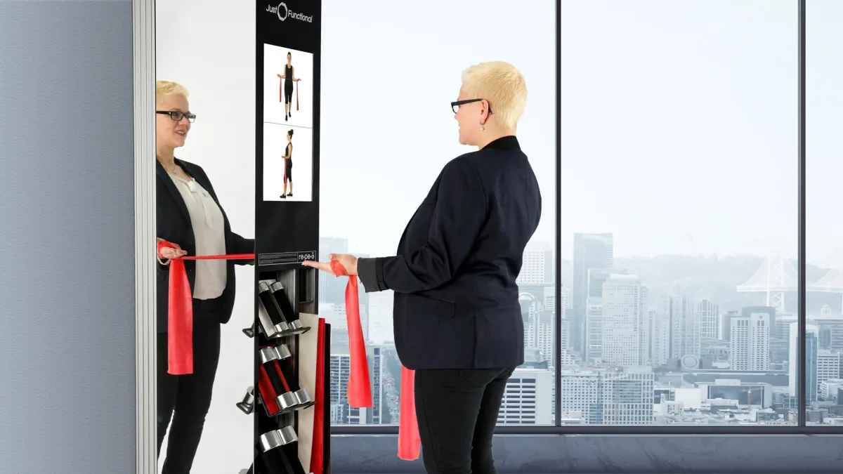 Beispiel für eine bewegte Pause in Arbeitskleidung an der Just Functional MoveOne Station