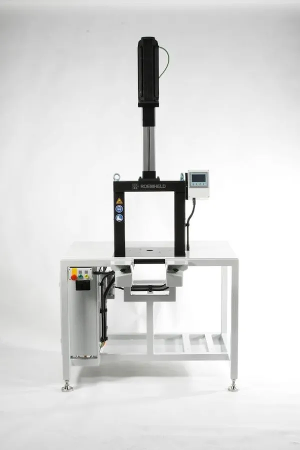 Neue elektrisch angetriebene Einpressvorrichtung von ROEMHELD (Foto: ROEMHELD).