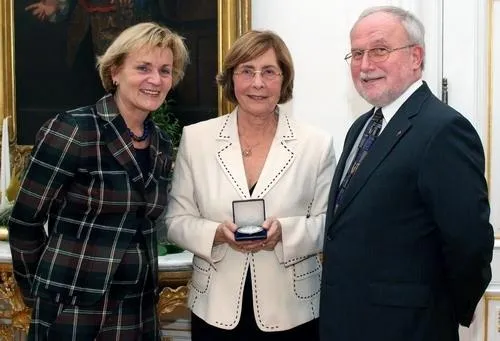 Bild: Professorin Erika Gromnica-Ihle mit der Franziskus-Blondel-Medaille in Aachen geehrt