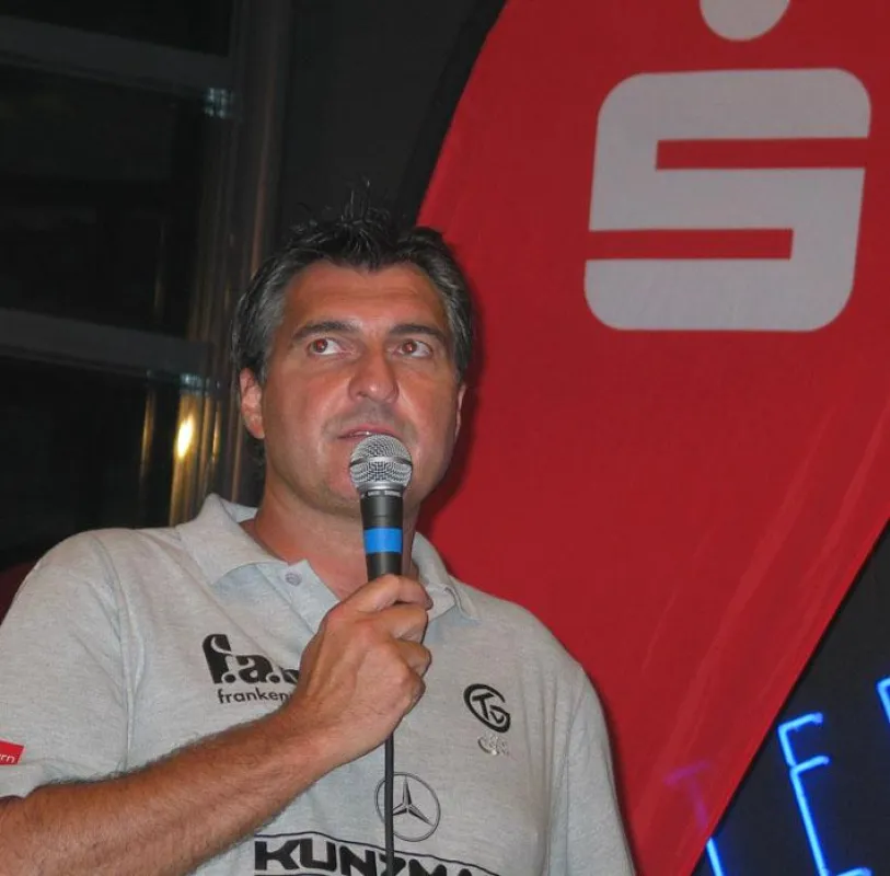 TVG-Chefcoach Michael Roth möchte mit seinem Team auch 2007 wieder ins Finale des Sparkassen-Handballcups.