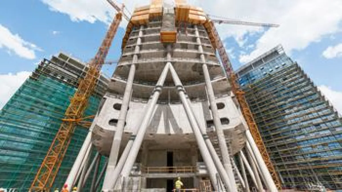 Mit 220 m Höhe ist der neue Büroturm nach Fertigstellung das höchste Bürogebäude in Warschau