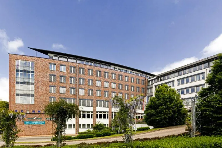 Ehemaliges Crowne Plaza Schwerin wird zum carathotel Bild: Ehemaliges Crowne Plaza Schwerin wird zum carathotel