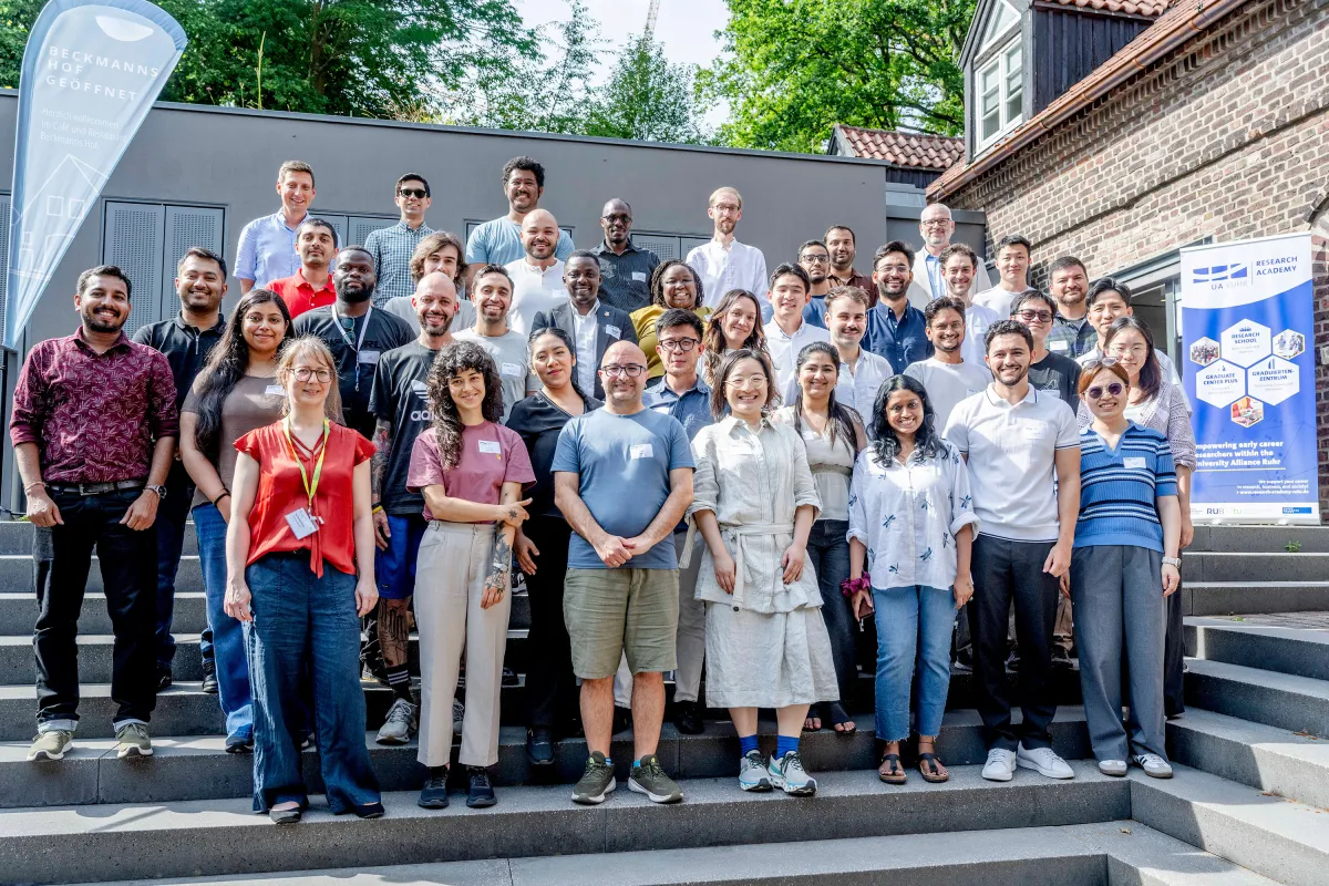 Die 37 internationalen Early Career Researchers mit den Programm-Koordinator*innen. (© RUB, Marquard)