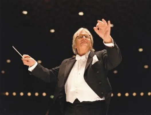 Neujahrstournee 2010 der Philharmonie der Nationen unter der Leitung des Dirigenten Justus Frantz Bild: Neujahrstournee 2010 der Philharmonie der Nationen unter der Leitung des Dirigenten Justus Frantz