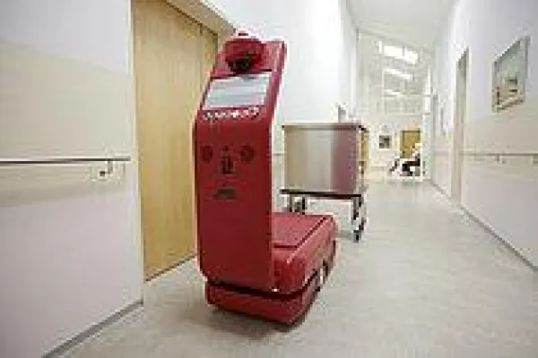 Bild: Positive Resonanz auf Serviceroboter in der Pflege
