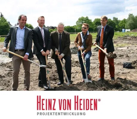 Bild: Spatenstich zum Beginn der Erdarbeiten für zwei Heinz von Heiden-Apartmenthäuser