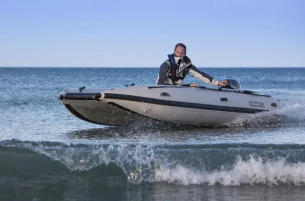 Bild: Motor-Katamaran-Schlauchboot von Takacat
