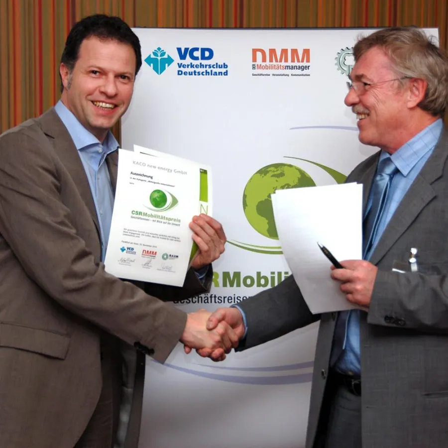 Pressesprecher Andreas Schlumberger (links) nimmt den Preis von Gernot Zielonka (Chefredakteur ?Der Mobilitätsmanager?) entgegen.